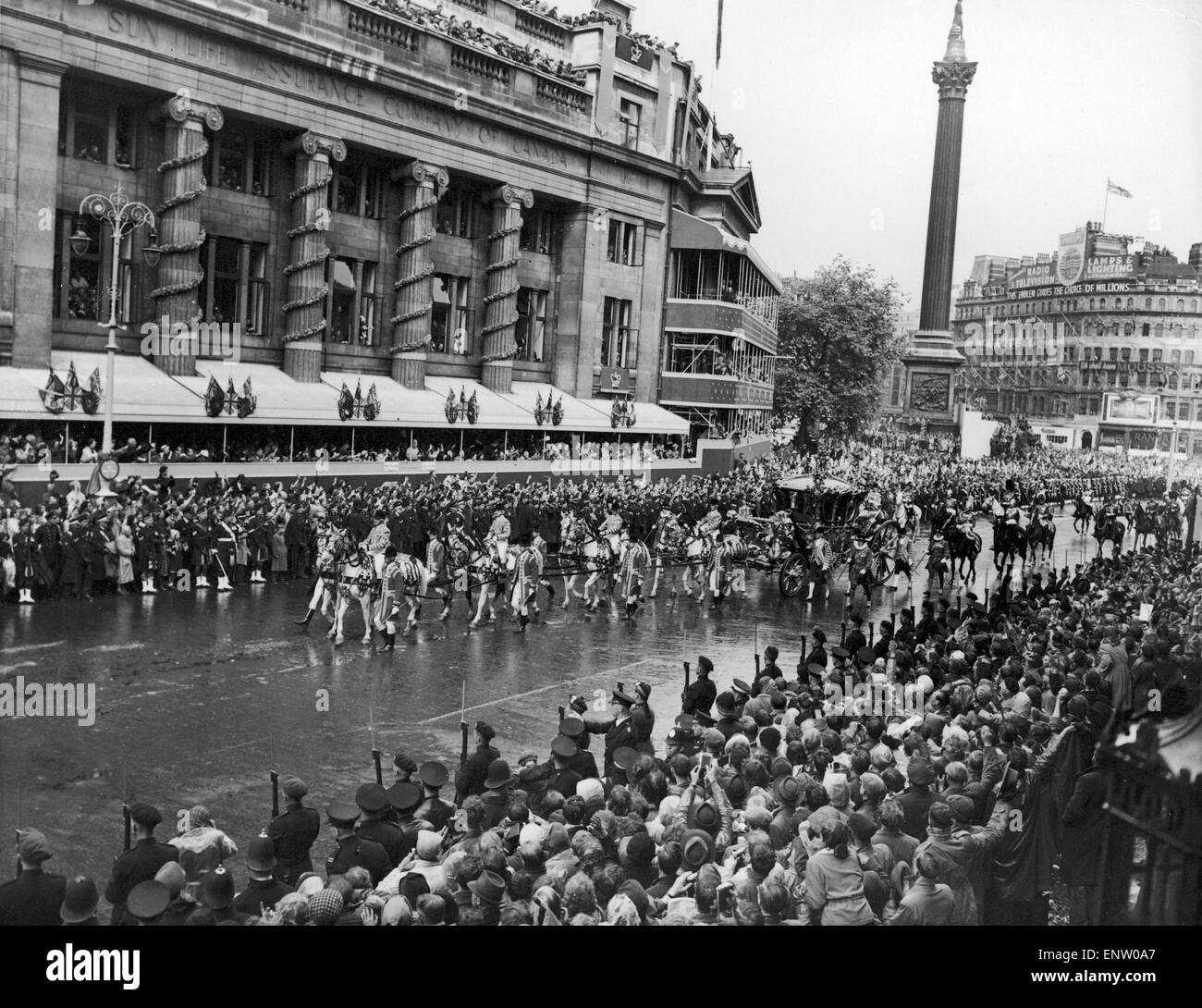 1953 coronation crowds hi-res stock photography and images - Alamy