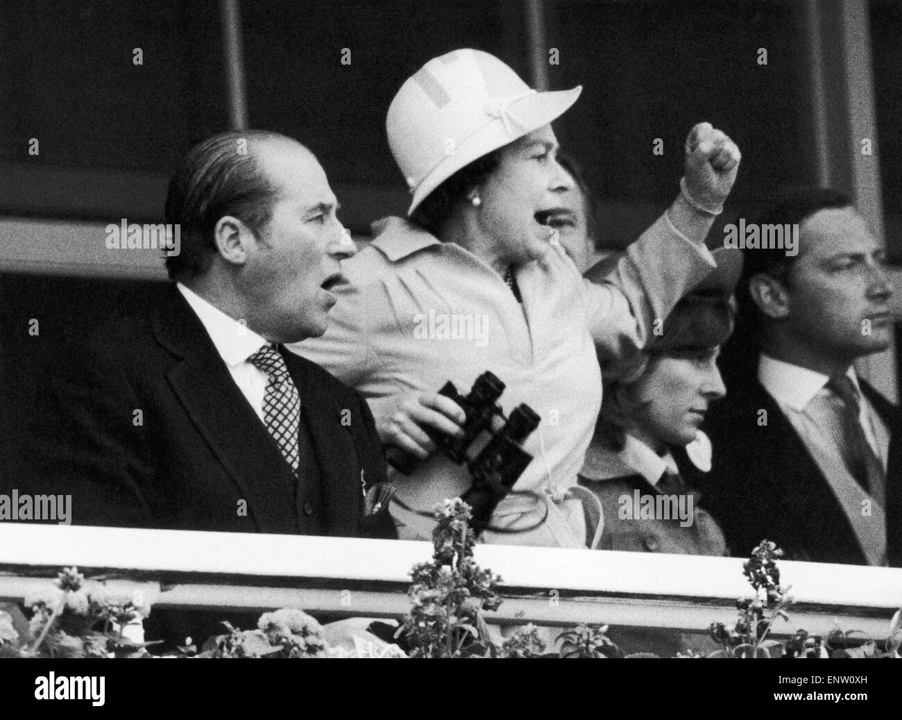 The Queen and her racing manager Lord Porchester watch the finish of the 1978 Epsom Derby . 8th June 1978 Stock Photo