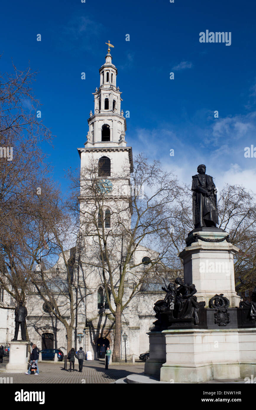 St Clement Danes RAF church and statue of 19th century Prime Minister William Ewart Gladstone The Strand London England UK Stock Photo