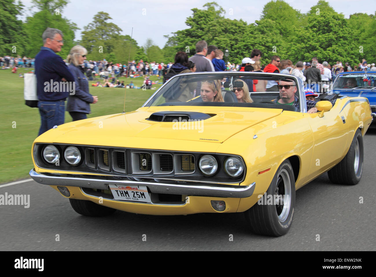 Plymouth Barracuda (1971). Chestnut Sunday, 10th May 2015. Bushy Park, Hampton Court, London Borough of Richmond, England, Great Britain, United Kingdom, UK, Europe. Vintage and classic vehicle parade and displays with fairground attractions and military reenactments. Credit:  Ian Bottle / Alamy Live News Stock Photo