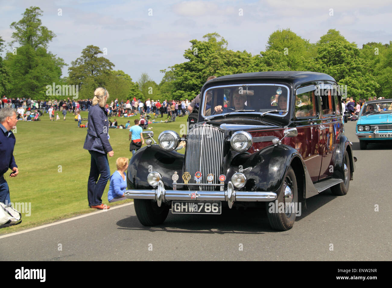 Vauxhall 25 HP GL-Type (1940). Chestnut Sunday, 10th May 2015. Bushy Park, Hampton Court, London Borough of Richmond, England, Great Britain, United Kingdom, UK, Europe. Vintage and classic vehicle parade and displays with fairground attractions and military reenactments. Credit:  Ian Bottle / Alamy Live News Stock Photo
