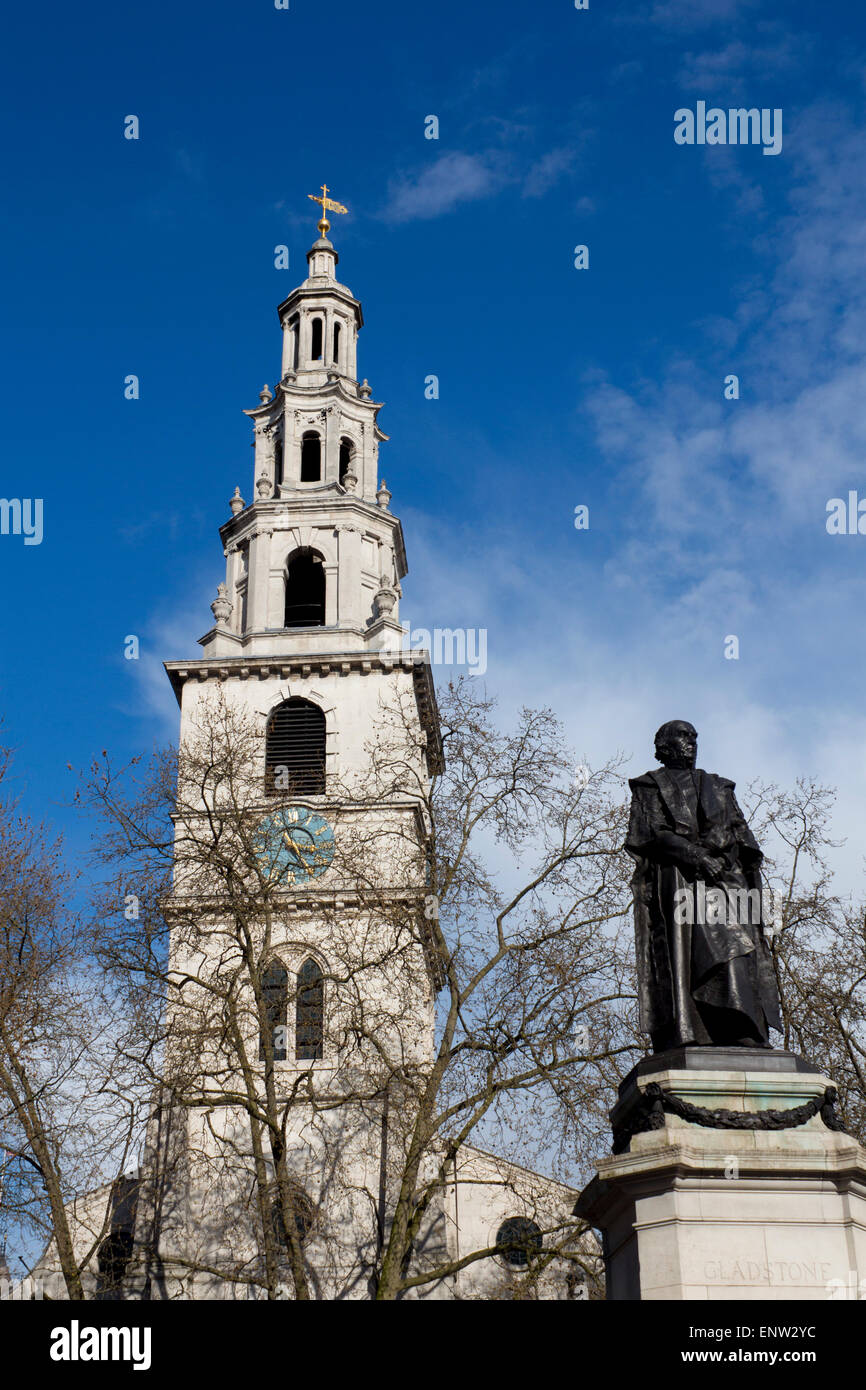 St Clement Danes RAF church tower steeple and statue of 19th century Prime Minister William Ewart Gladstone The Strand London En Stock Photo