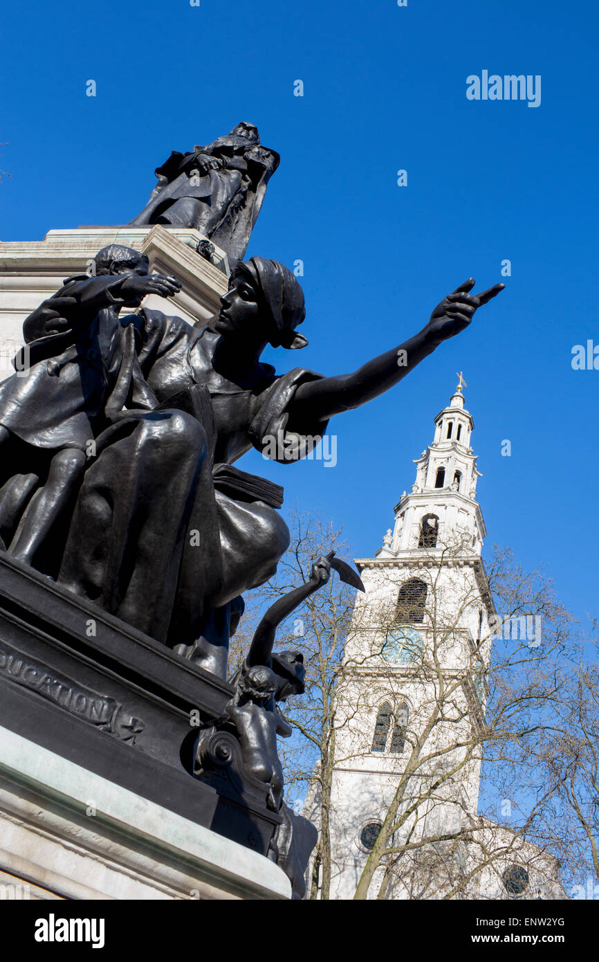 St Clement Danes church tower steeple and one of figures part of ensemble around statue of William Ewart Gladstone The Strand Lo Stock Photo
