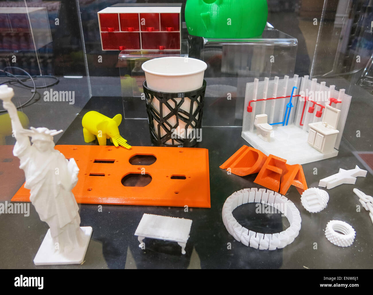 3D Printer Display in Home Depot, NYC Stock Photo - 3D Printer Display In Home Depot Nyc ENW6J1