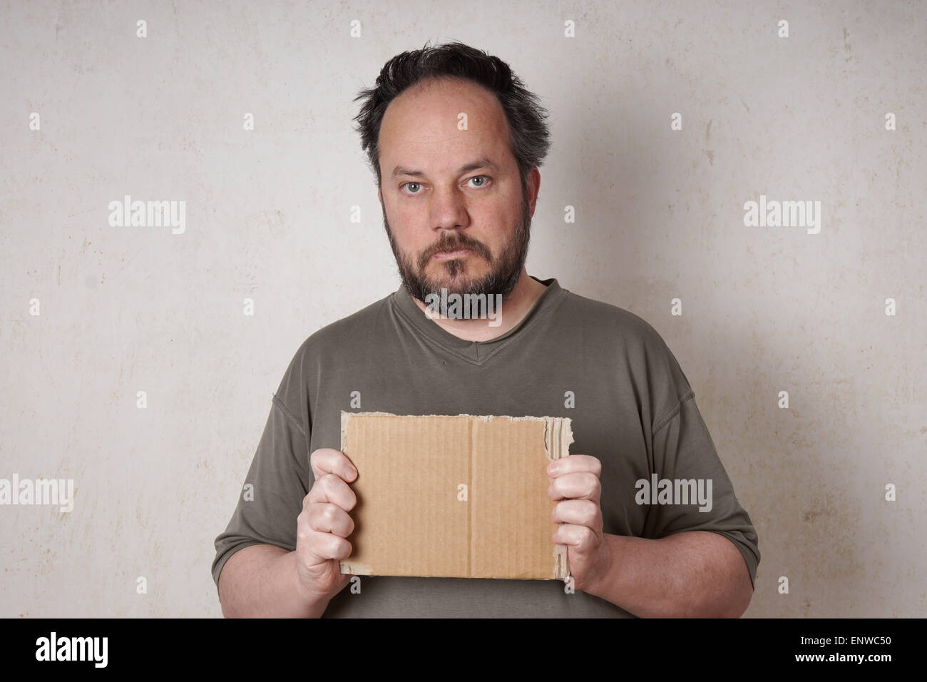 scruffy man holding sign Stock Photo