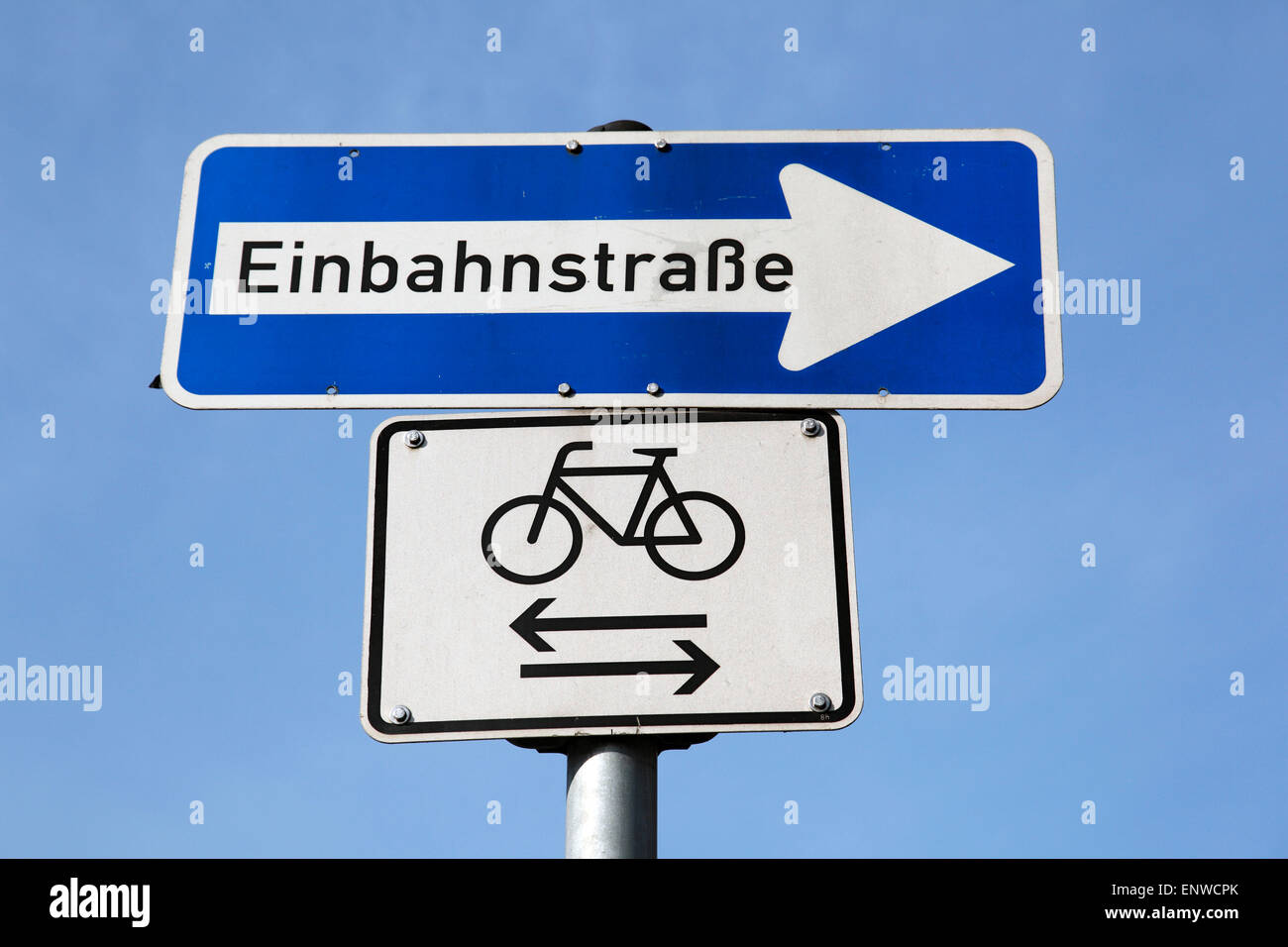 Driving links fahren hi-res stock photography and images - Alamy