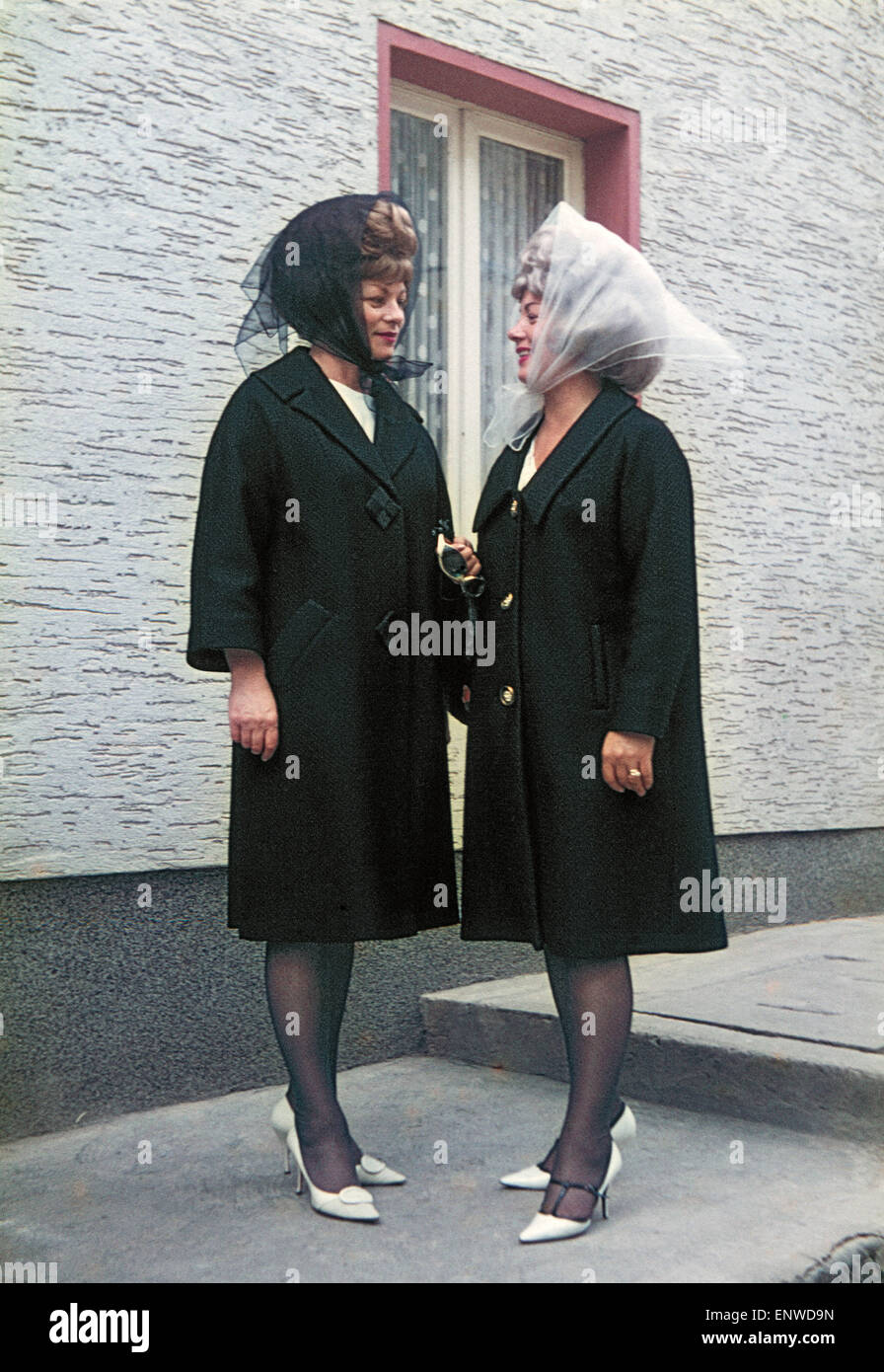 Sixties, two women under discussion, American women, sisters, 30 to 40 years, black coat, headscarf, veil, high-heeled shoes, Hanna, Marga Stock Photo