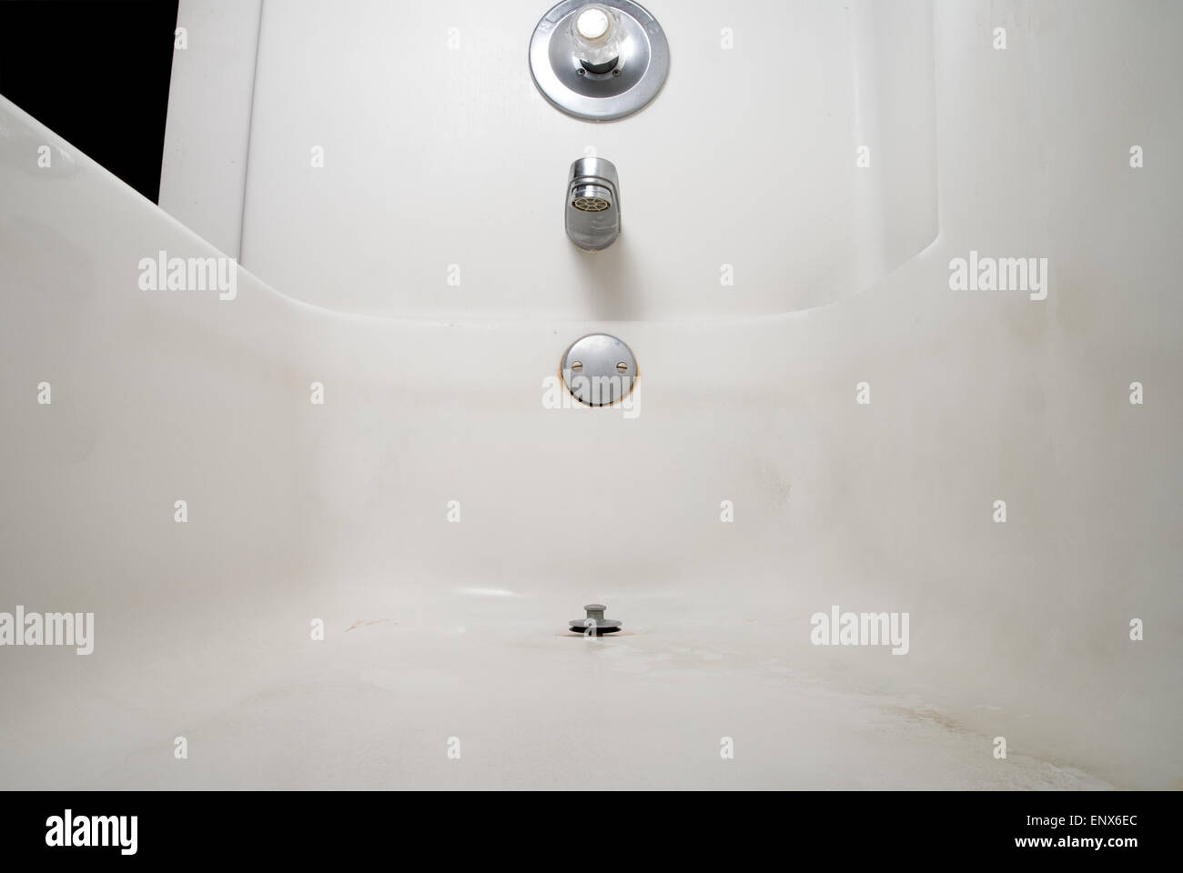 Plumber using drain snake to unclog bathtub Stock Photo - Alamy