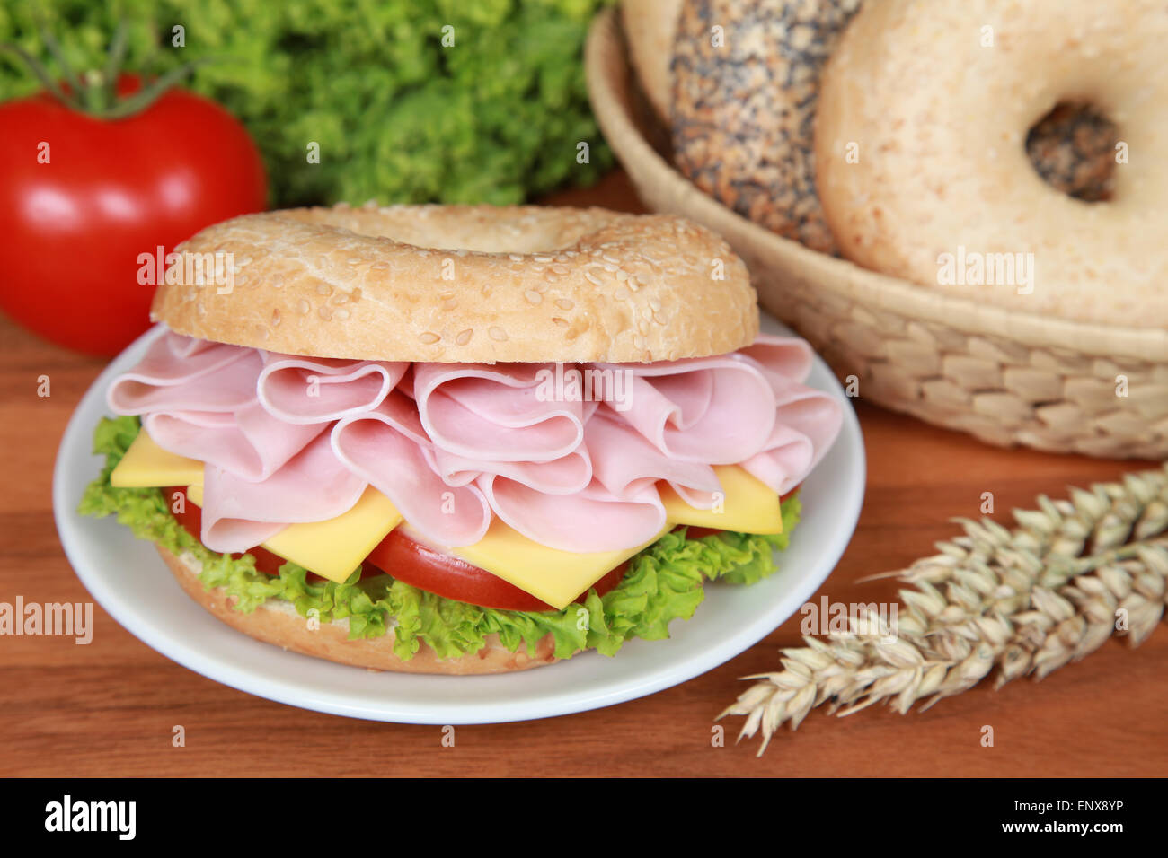 Bagel mit Schinken Stock Photo - Alamy