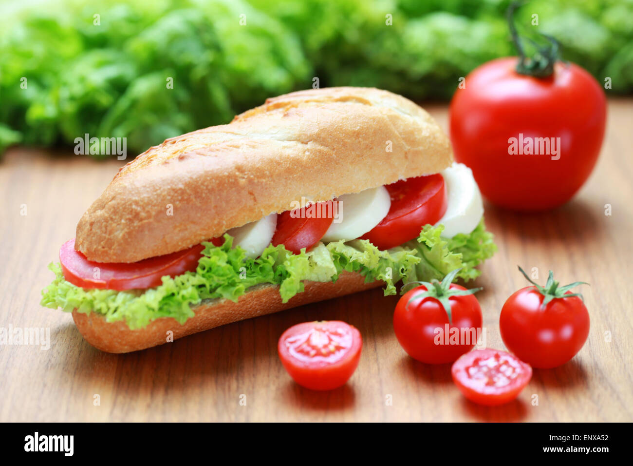 Baguette mit Tomate und Mozzarella Stock Photo - Alamy