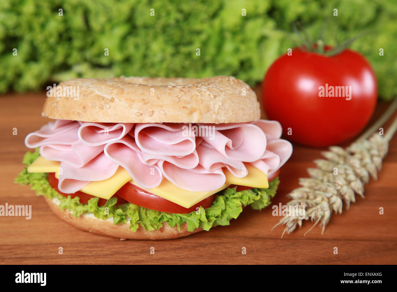 Bagel mit Schinken Stock Photo - Alamy
