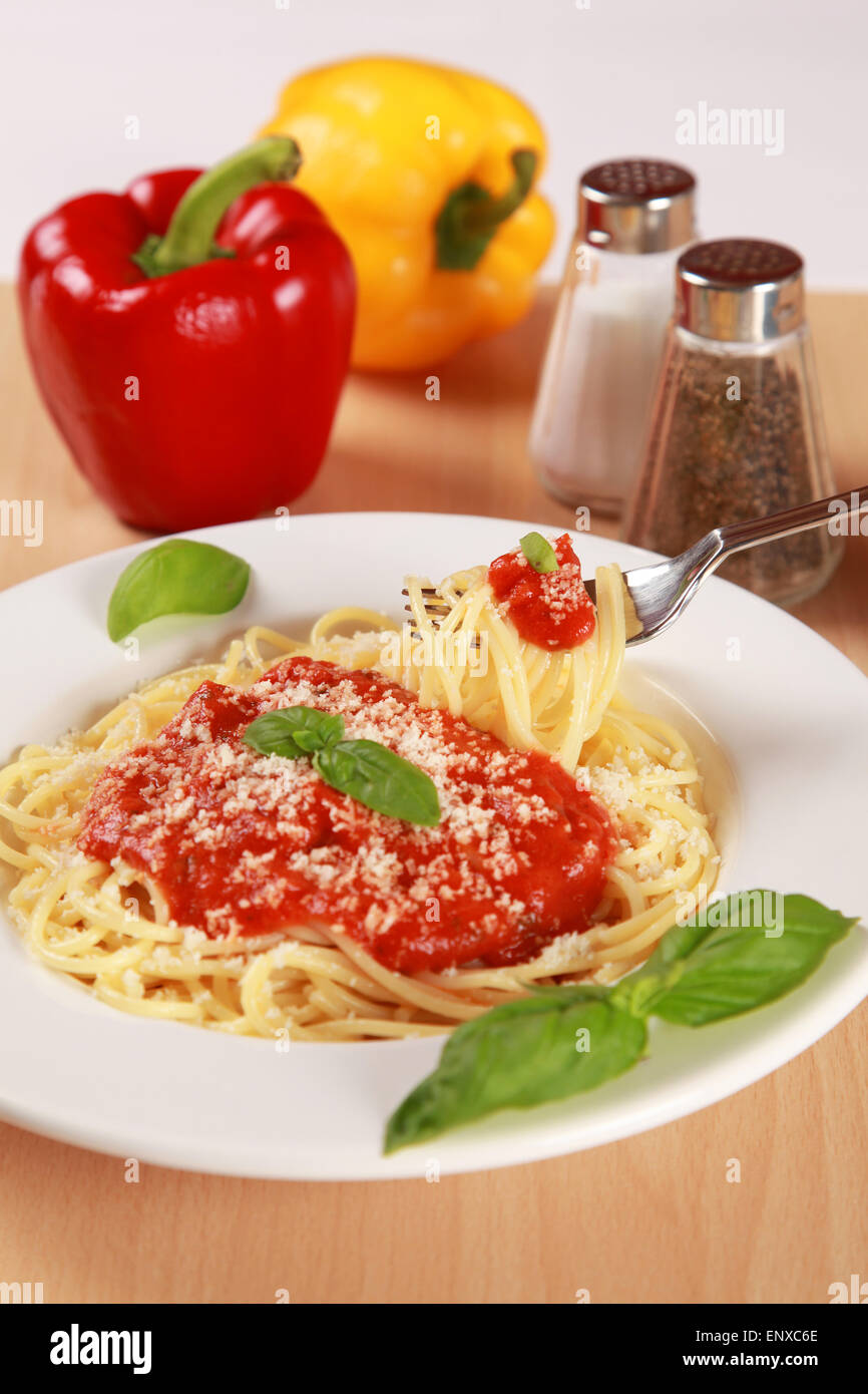 Spaghetti mit Tomatensoße Stock Photo - Alamy