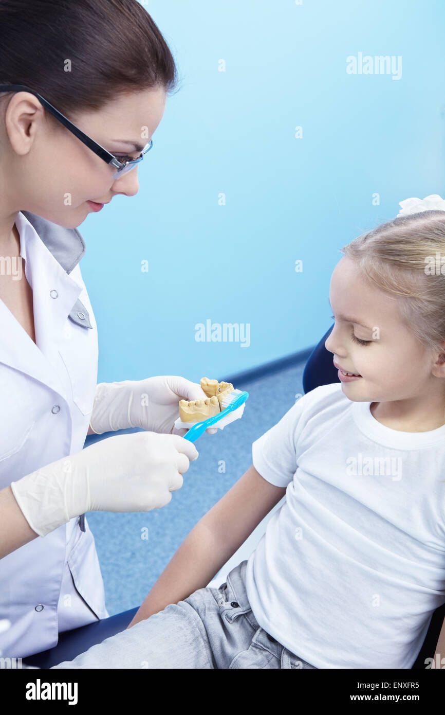 Dentist shows how to properly clean your teeth Stock Photo Alamy