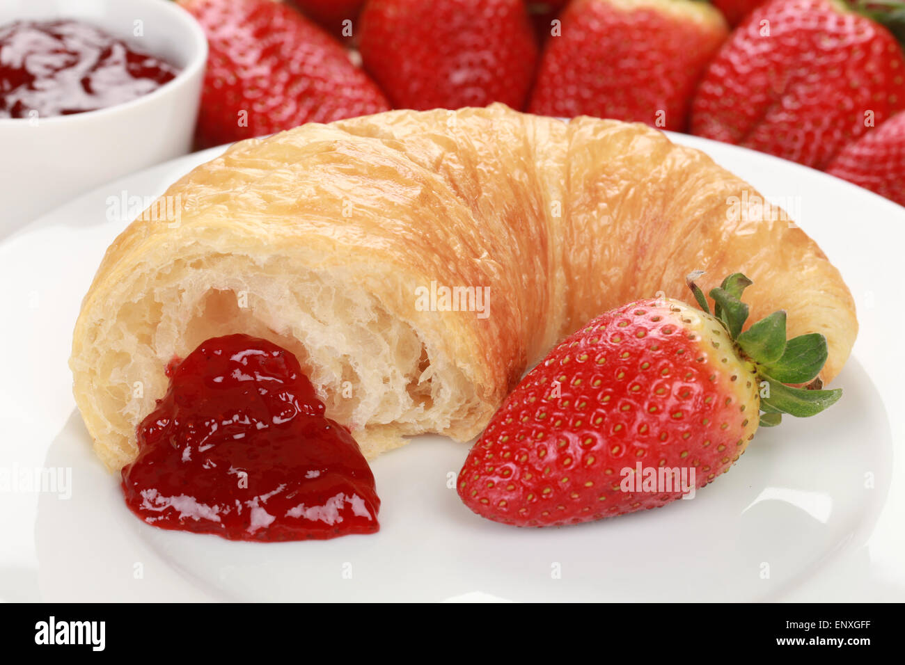 Croissant mit Erdbeermarmelade Stock Photo - Alamy