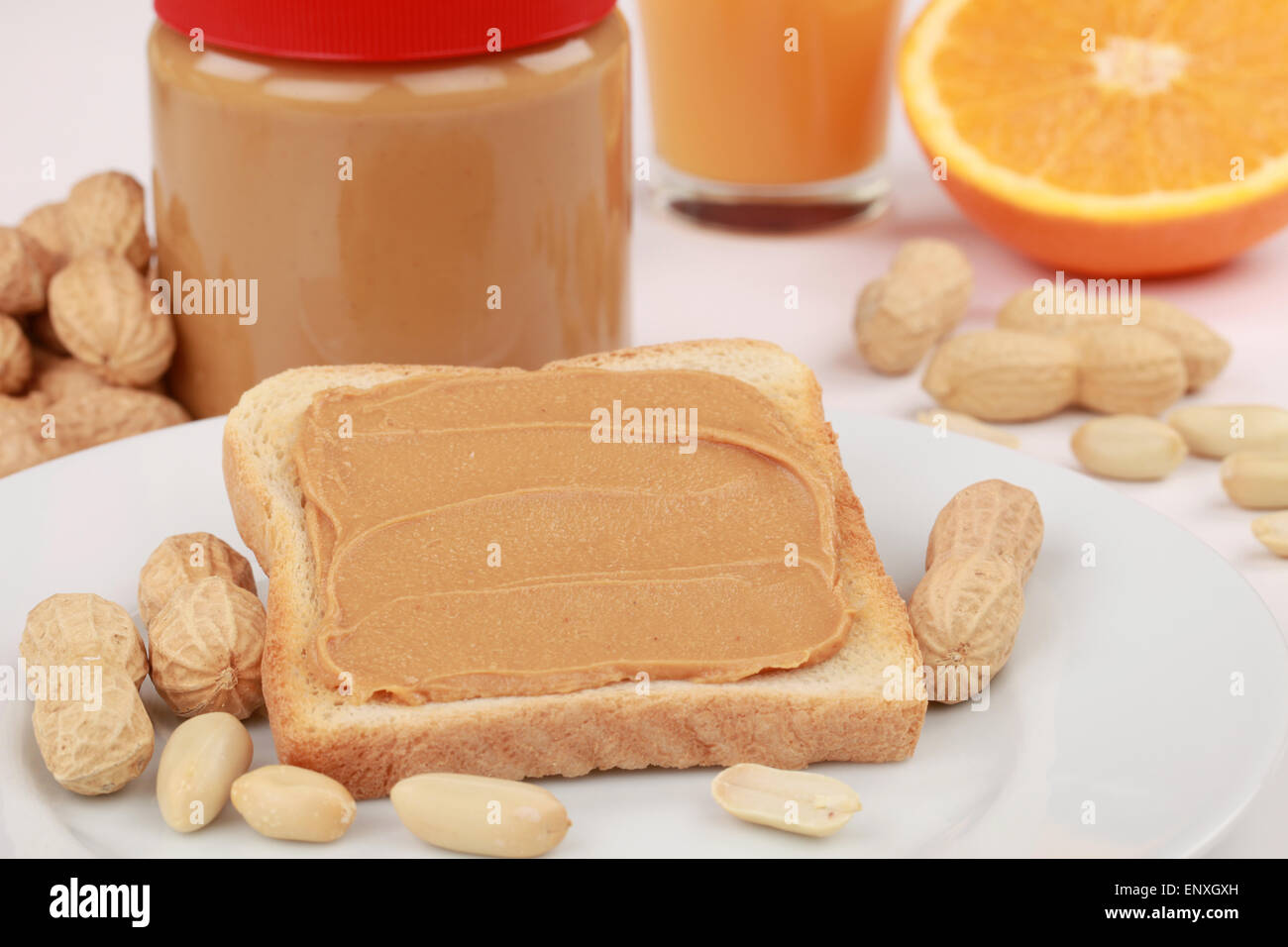 Toast mit Erdnussbutter Stock Photo - Alamy