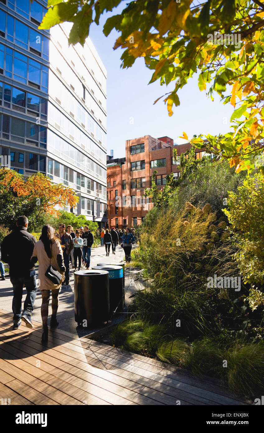 USA, New York, Manhattan, people walking in autumn on the High Line ...