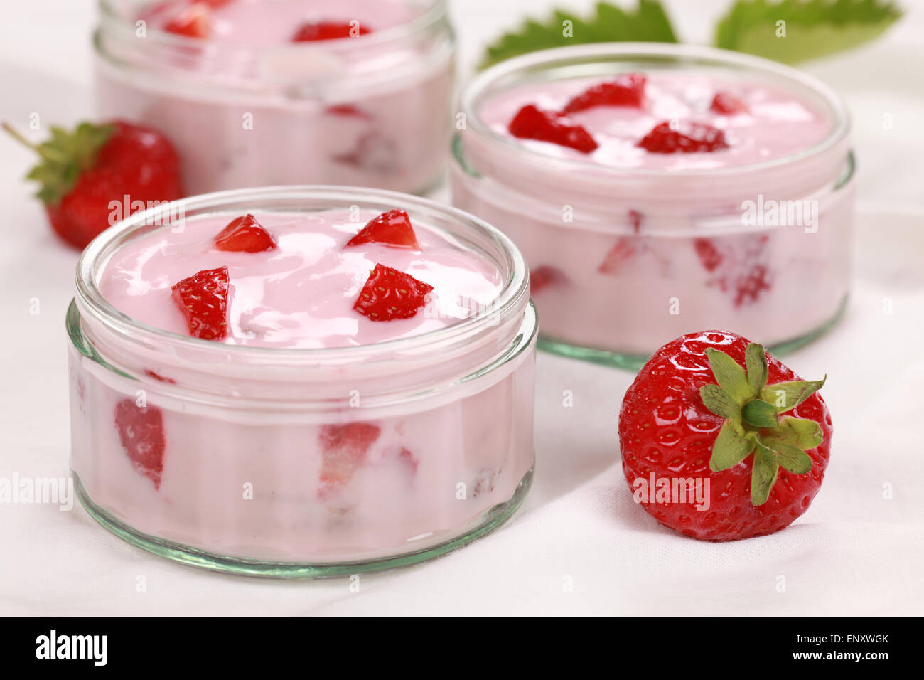 Joghurt mit Erdbeeren Stock Photo - Alamy