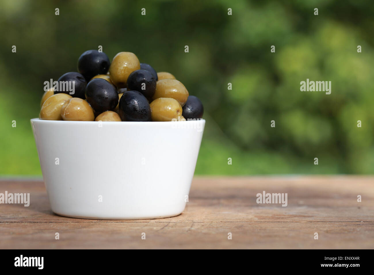 Grüne und schwarze Oliven Stock Photo Alamy