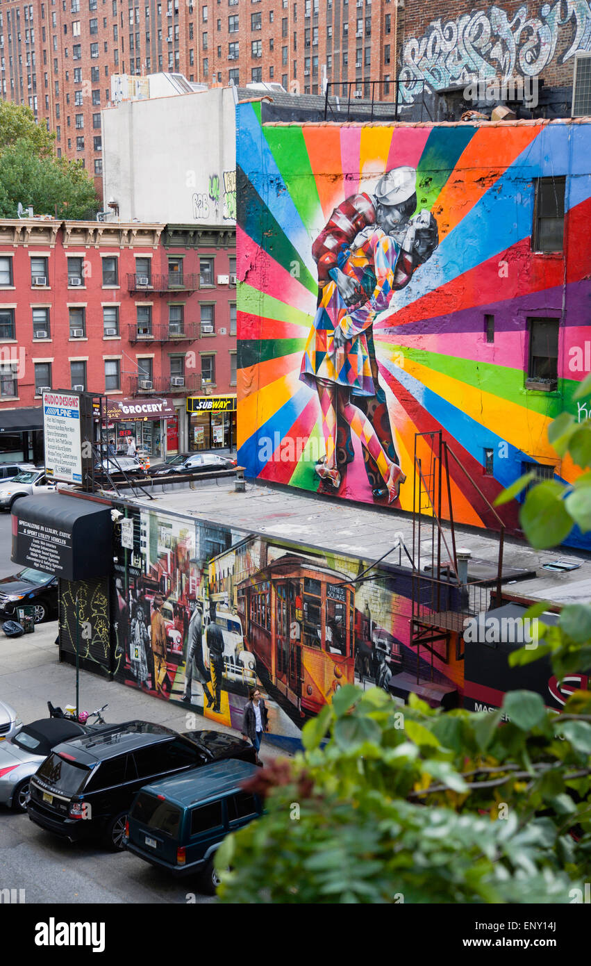 USA, New York, Manhattan, colourful mural by Brazilian street artist Kobra depicting the photograph by Alfred Eisenstaedt titled V-J Day in Times Square beside the High Line linear park on 25th Street. Stock Photo