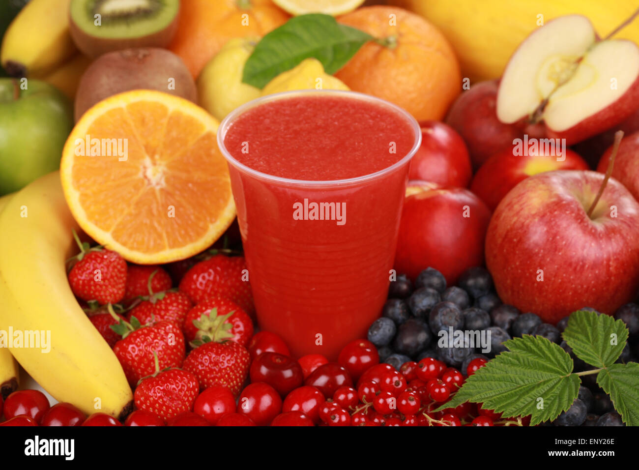 Saft aus roten Früchten Stock Photo - Alamy Saft aus roten Früchten Stock Photo - Alamy