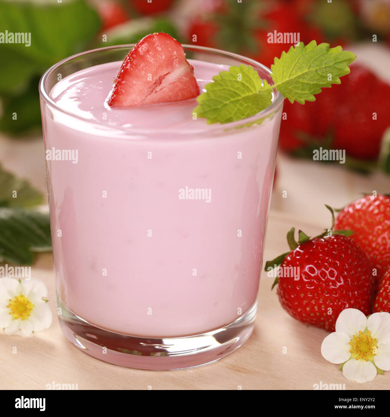 Joghurt mit frischen Erdbeeren Stock Photo - Alamy