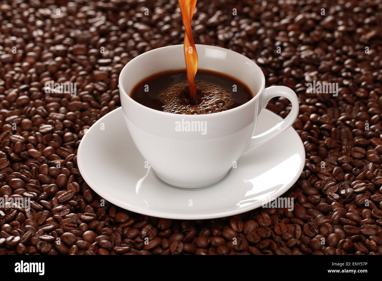 Kaffee wird in eine Tasse eingegossen Stock Photo