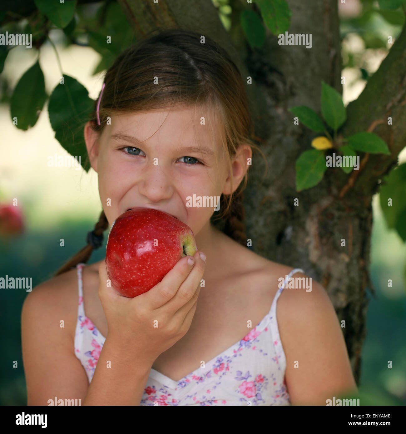 Mädchen isst einen Apfel Stock Photo