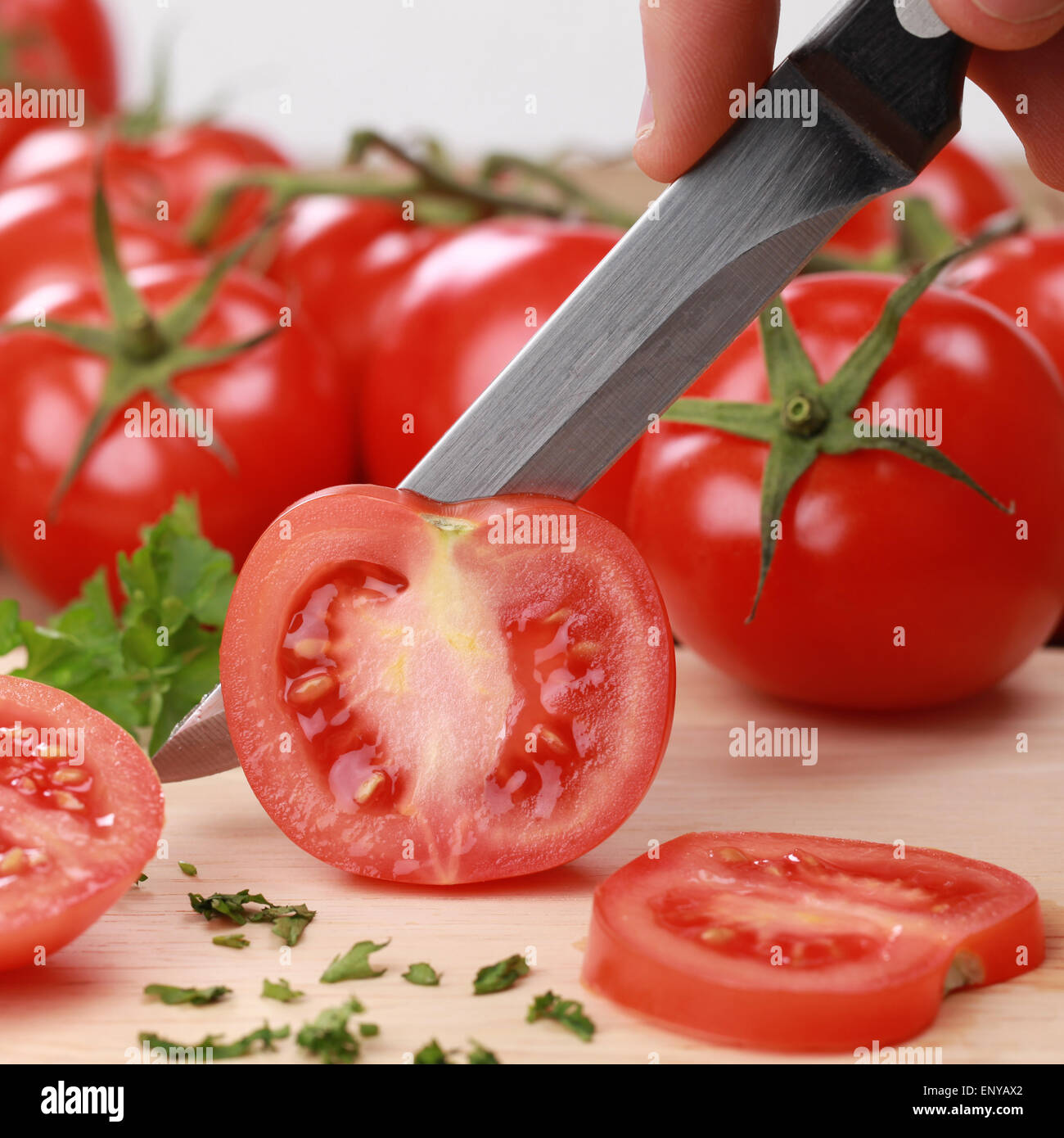 Essen zubereiten: Tomate schneiden Stock Photo