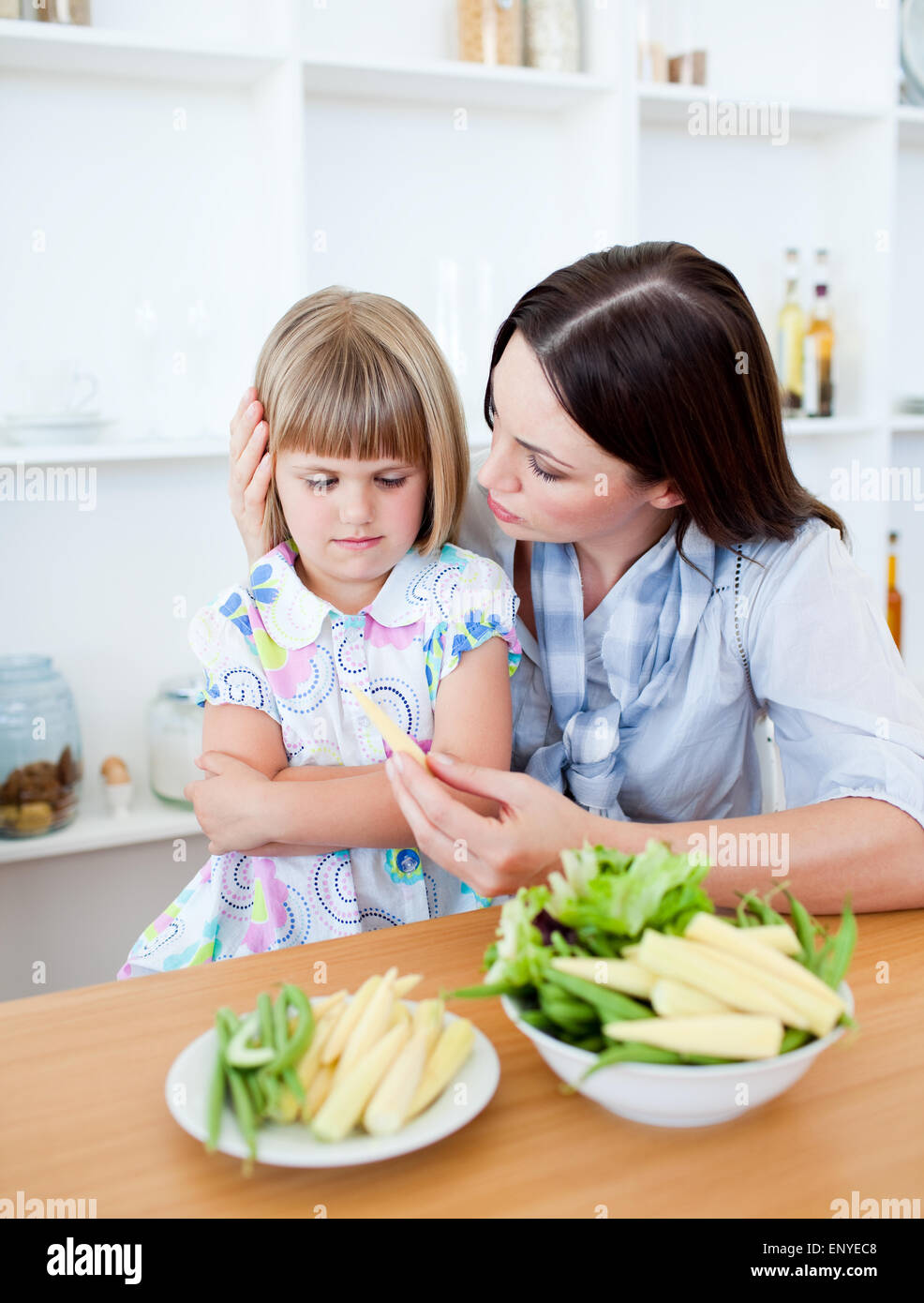 Мать заставляет принимать. Мама заставляет ребенка есть. Мама с дочкой кушают помидоры. Дочка кушает.
