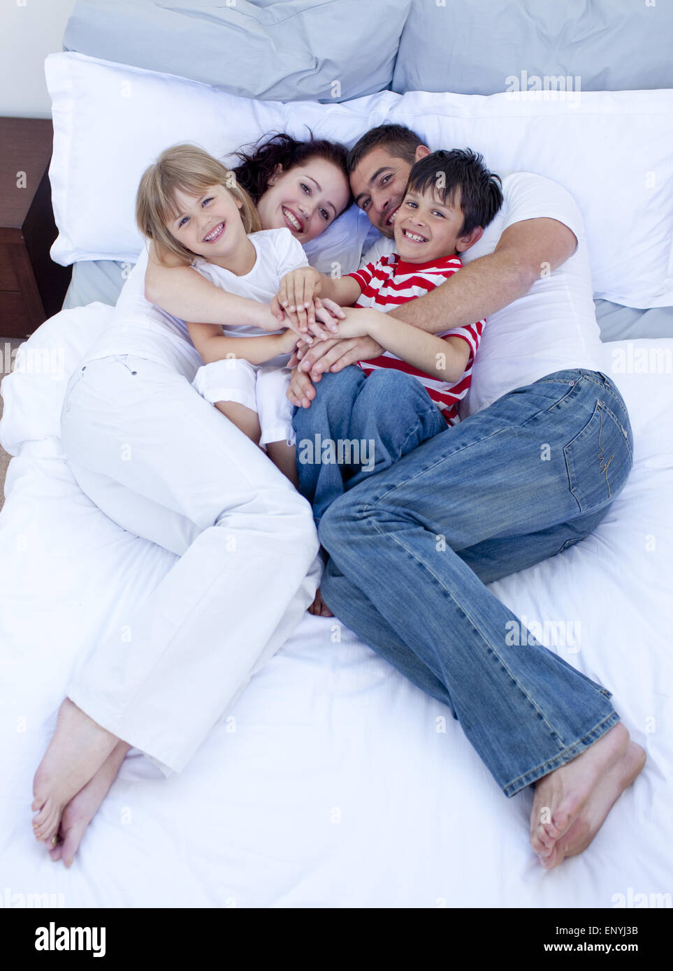 Семейная фотосессия на кровати