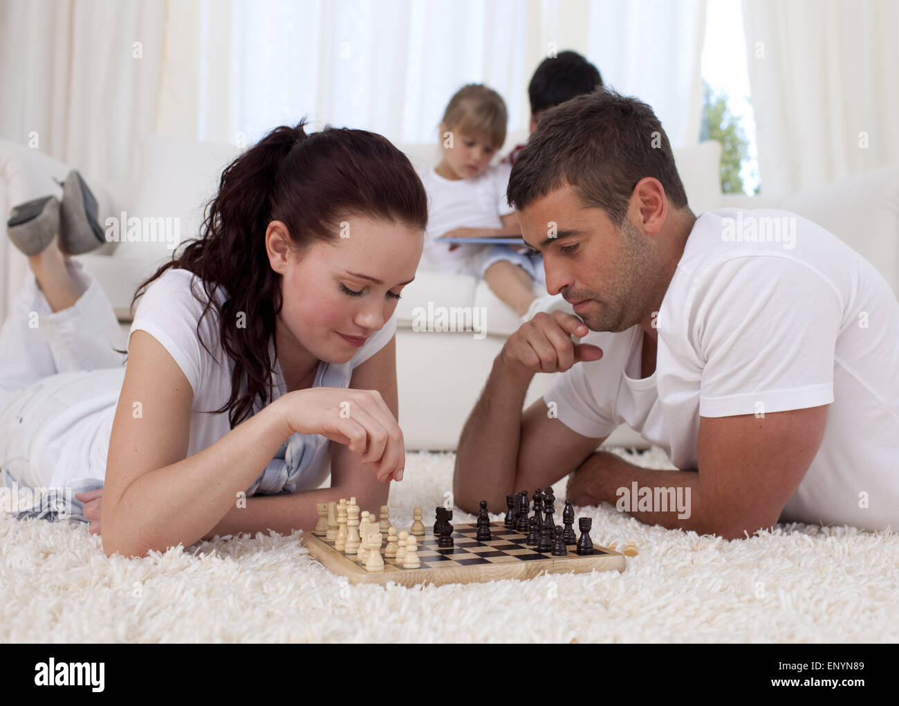 светящаяся шахматная доска. фотосессия тематическая пары шахматы. пара играет в шахматы. шахматы черный король белый ферзь. шахматные пары.