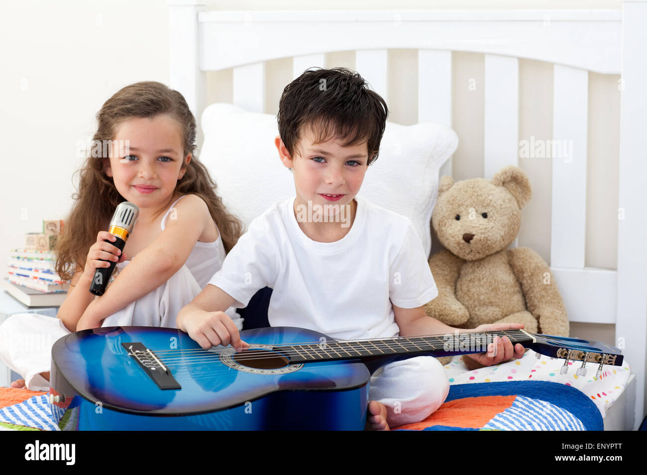 Мы с моей сестрой играем. Сестры играют. Девочка играет с сестрой фото. Мы с моей сестрой играем. Играю с сестренкой.