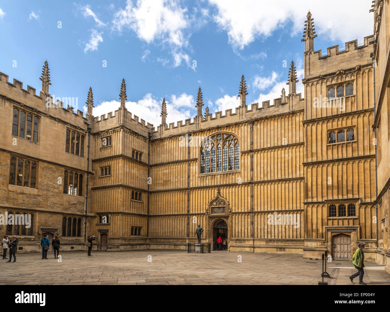 Courtyard view of the Bodleian Library and statue of Sir Thomas Bodley (scholar and founder of the library) Oxford, England, UK. Stock Photo