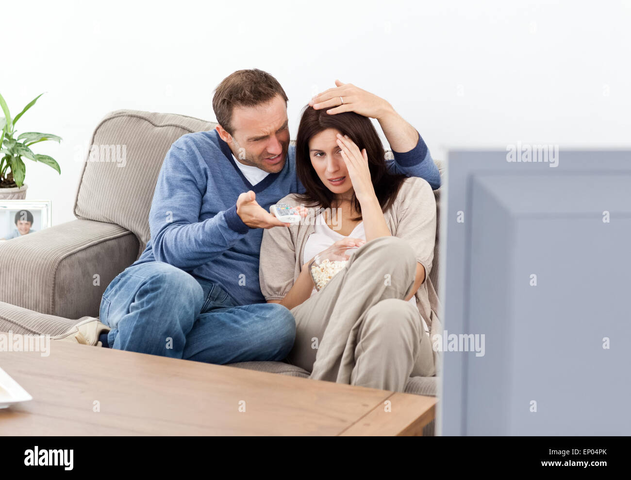 наблюдает за женой. две девушки на свидании. наблюдение за женой. наблюдает за женой. мужчина и женщина в спальне.