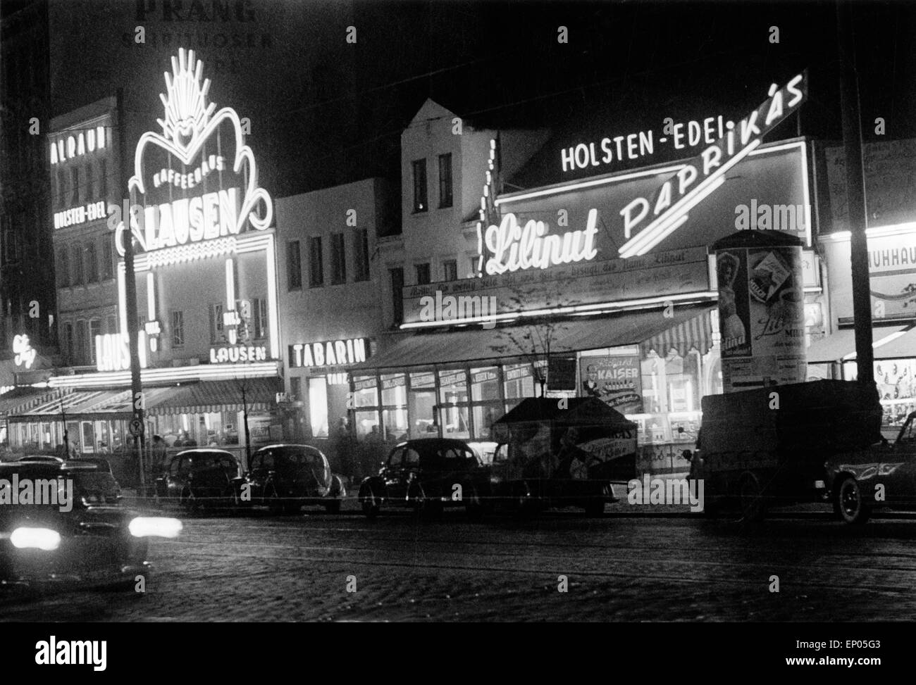 Nachtclubs auf der Reeperbahn in Hamburg bei Nacht, 1950er Jahre. Fronts and neon lights of the nightclubs at Hamburg Reeper Stock Photo