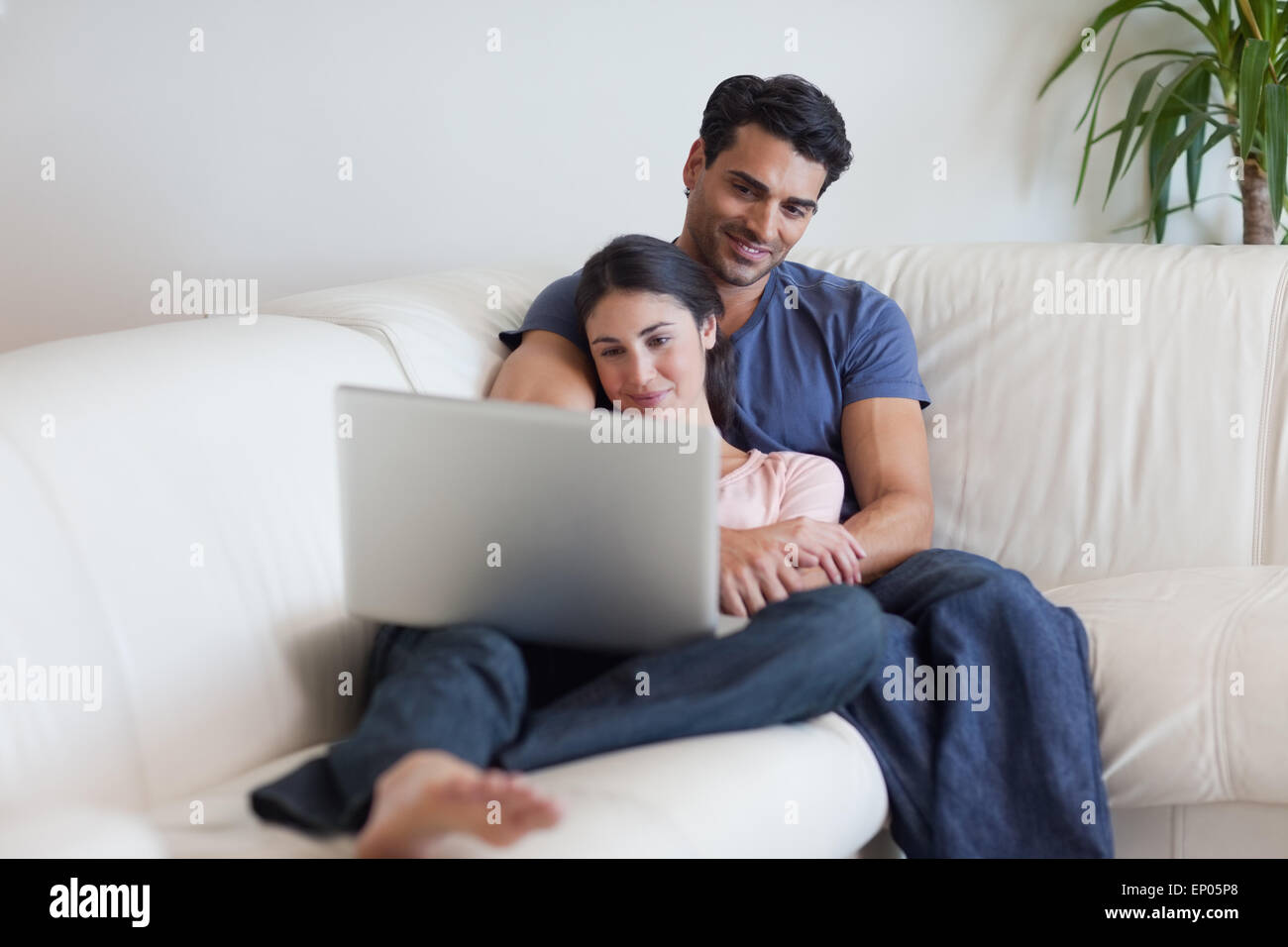 Сайт для просмотра вместе с другом. Человек в обнимку с ноутбука. В обнимку с телевизором. Пара смотрит телевизор в обнимку.