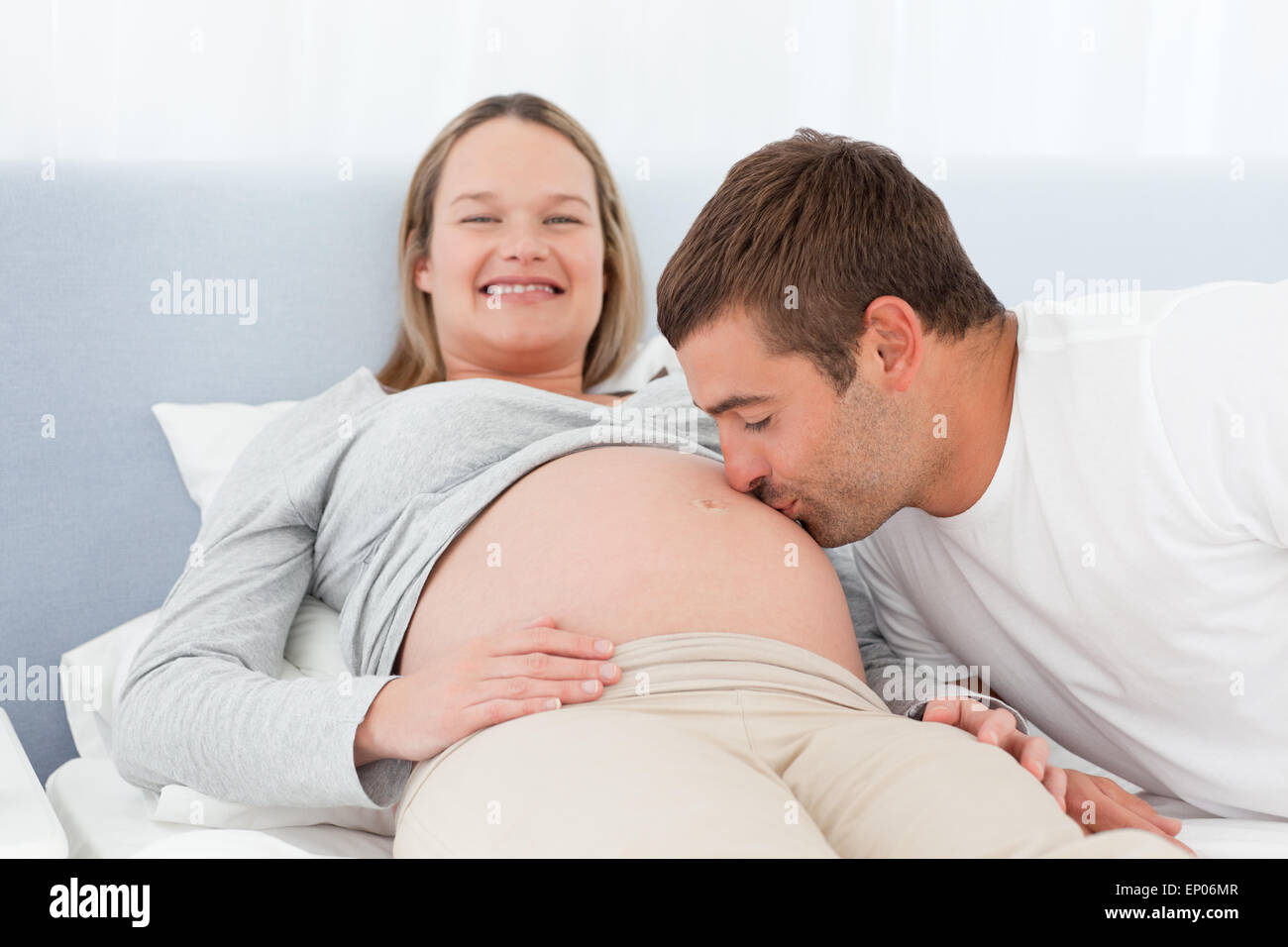 Видео жена забеременела. Муж целует животик беременной жены. Целует живот беременной жены. Объятия беременных. Беременные обнимаются.