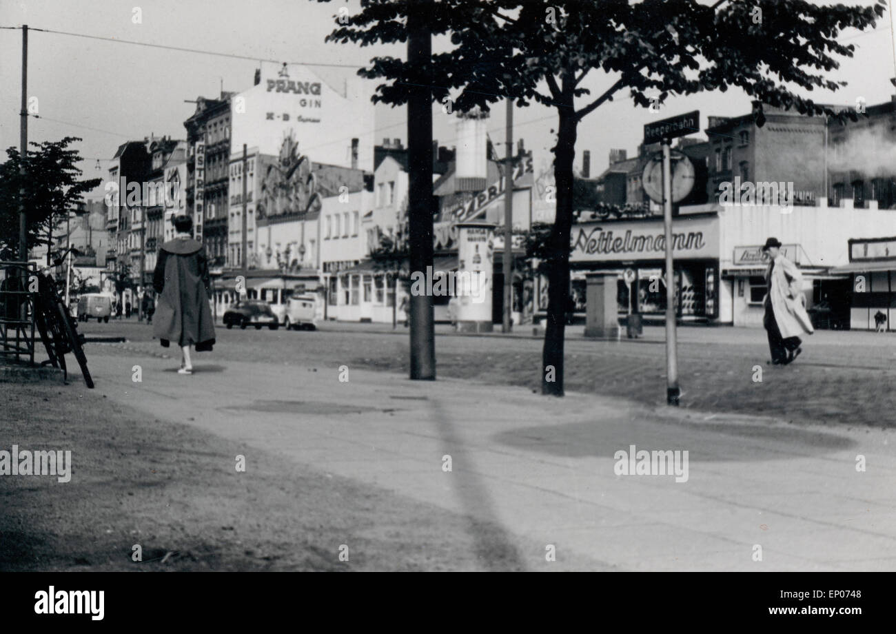 Reeperbahn in Hamburg bei Tag, 1950er Jahre. The Hamburg Reeperbahn by daylight, 1950s. Stock Photo