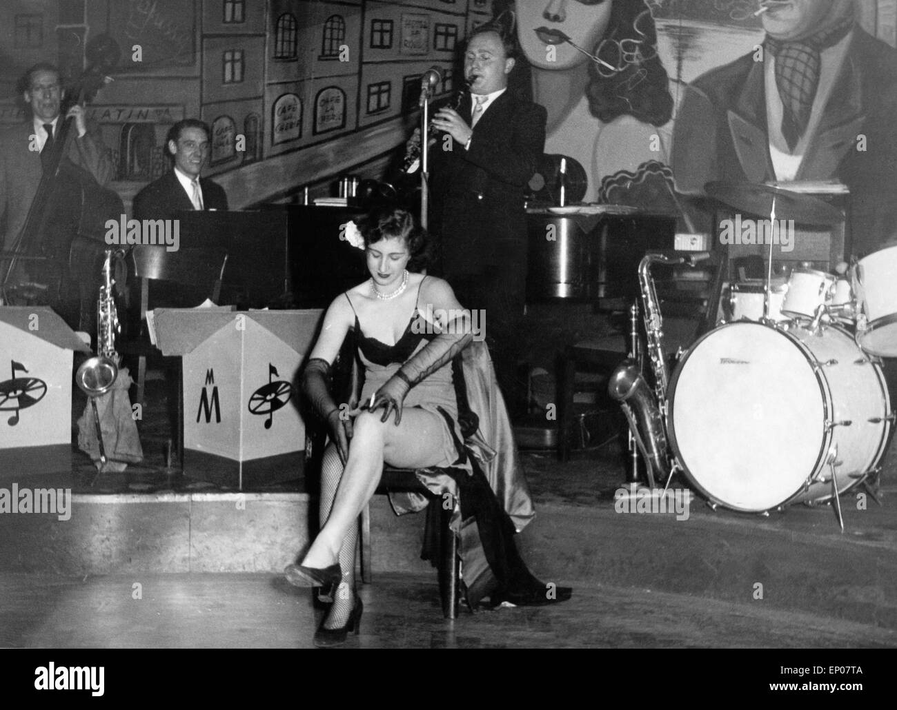 Ein Tänzerin bei ihrem Auftritt in einem Nachtclub auf der Reeperbahn in Hamburg, 1950er Jahre. A female dancer performing on st Stock Photo