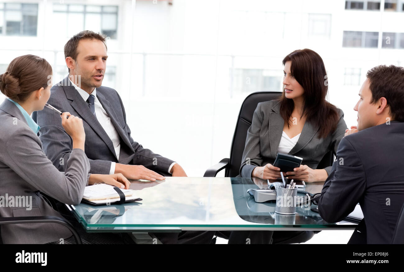 А все такие деловые. А все такие деловые. Бизнесмены разговаривают. Экстра класс специалисты это. А все такие деловые.