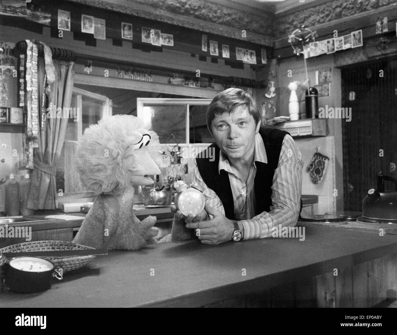 Deutscher Schauspieler Uwe Friedrichsen unterhält sich mit Tiffy in Deutschern Ausgabe der Sesamstraße, 1979. German actor Stock Photo
