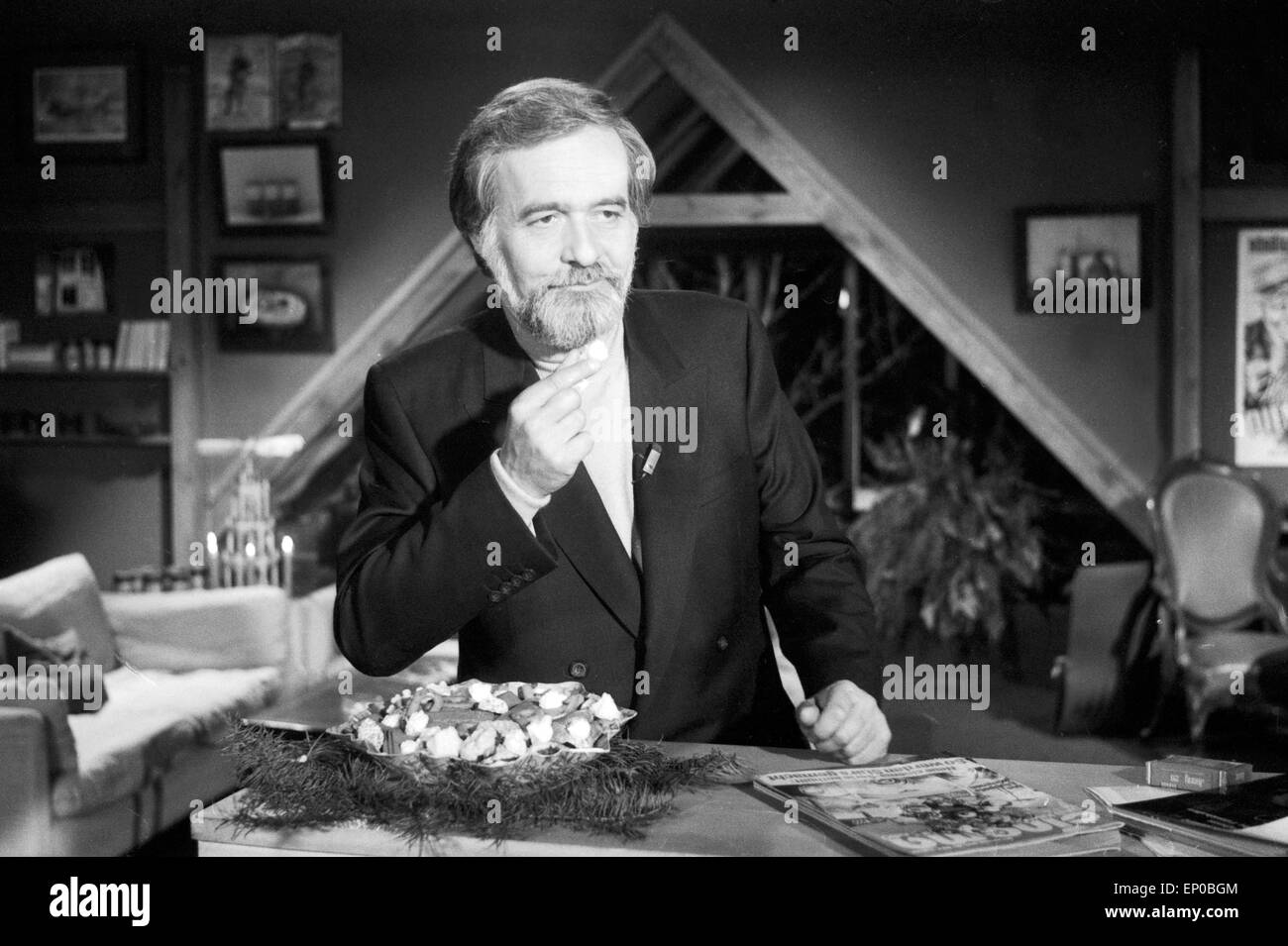 In seiner ZDF Sendung 'Wiedersehen macht Freude' präsentiert Elmar Gunsch Ausschnitte aus beliebten Filmen, Ende 1970er Jahre. I Stock Photo