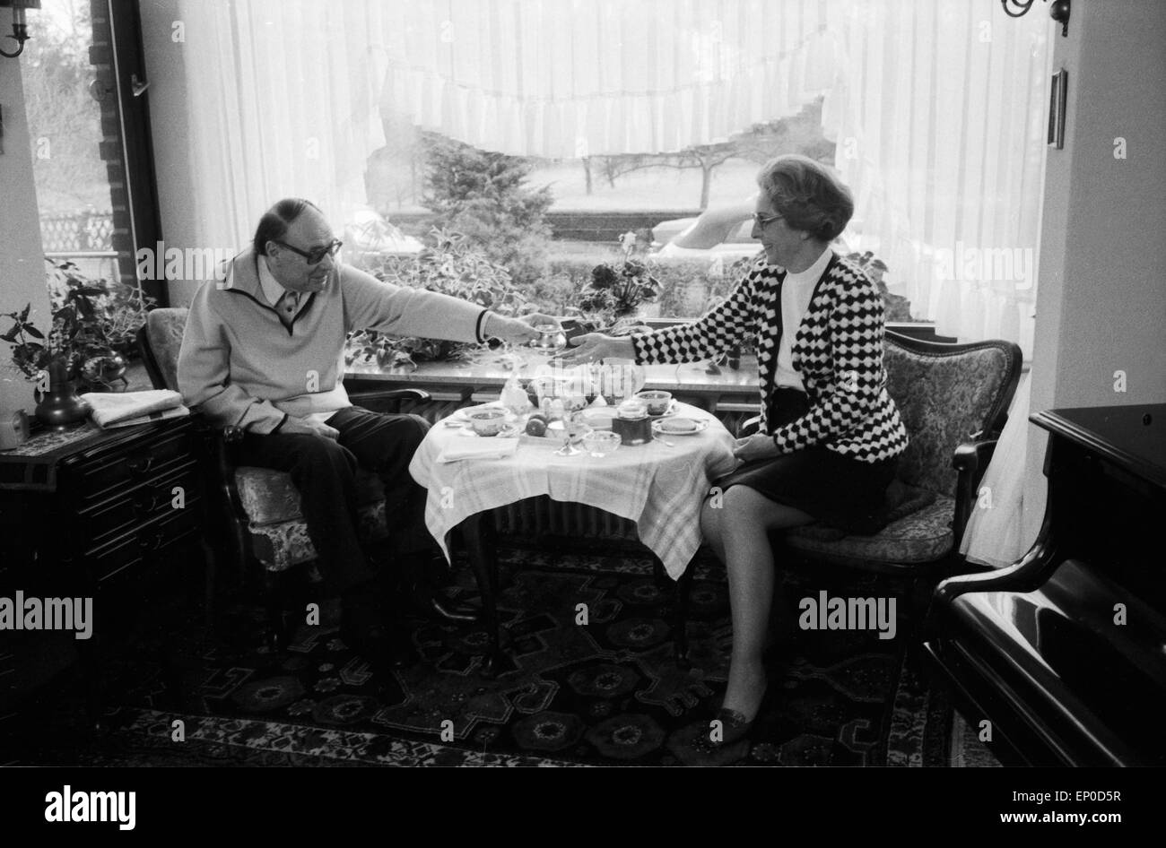 Deutscher Komiker und Wortspieler Heinz Erhardt mit seiner Frau Gilda bei einer Tasse Kaffee in seinem Haus in Hamburg, Anfan Stock Photo