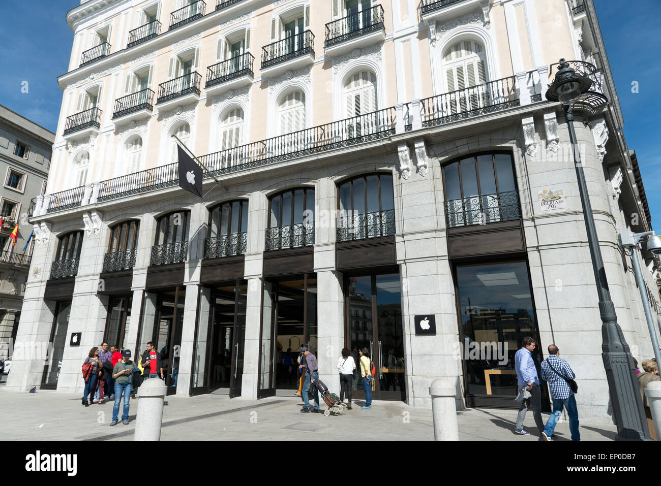 Apple store in the Puerta del Sol, Madrid, Spain Stock Photo - Alamy