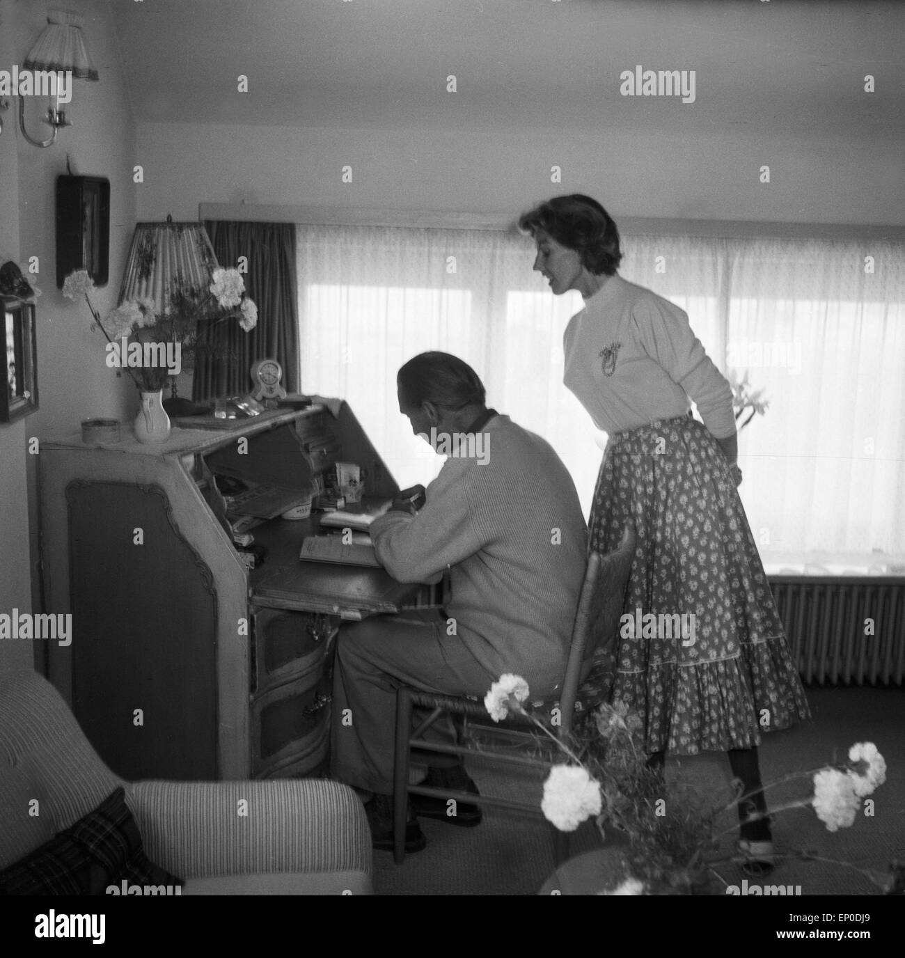 Deutsche Sängerin und Schauspielerin Lale Andersen mit ihrem Mann Artur Beul bei der Büroarbeit in ihrem Haus Sonnenhof auf Stock Photo