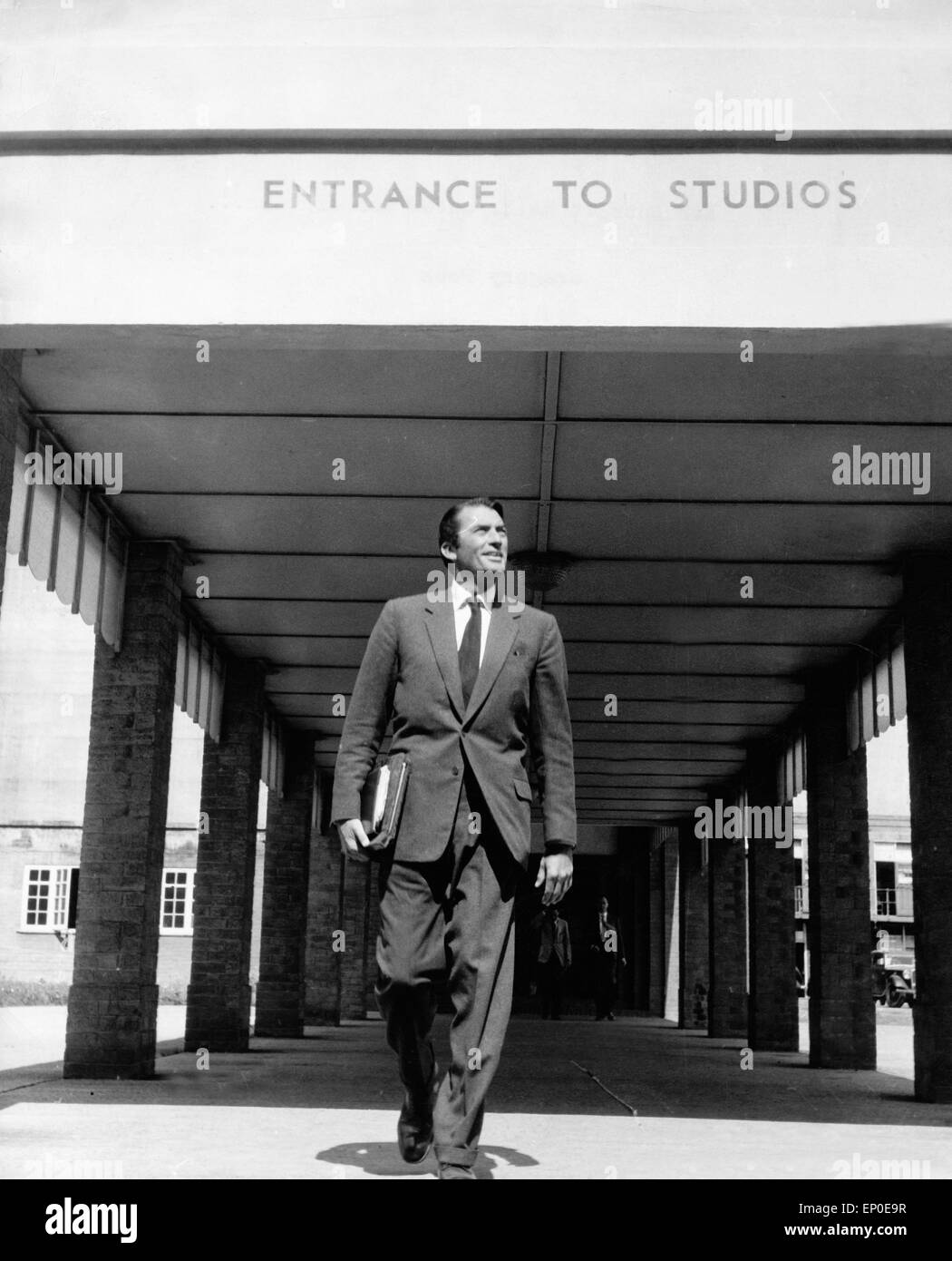 Der amerikanische Schauspieler Gregory Peck beim Verlassen der Filmstudios, Hollywood, 1950er Jahre. American actor Gregory Peck Stock Photo