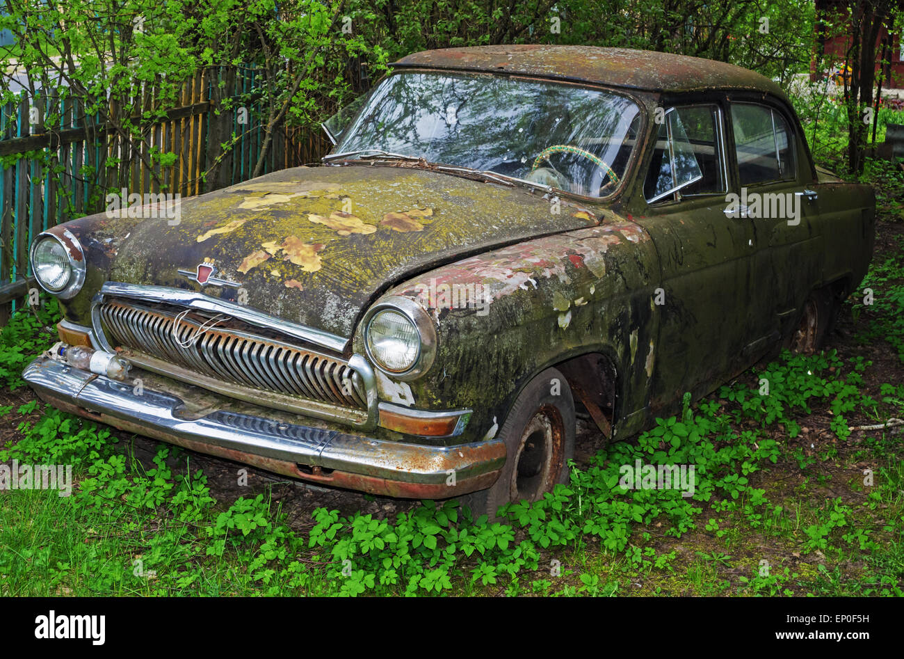 Old car in the yard of the rural house Stock Photo Alamy