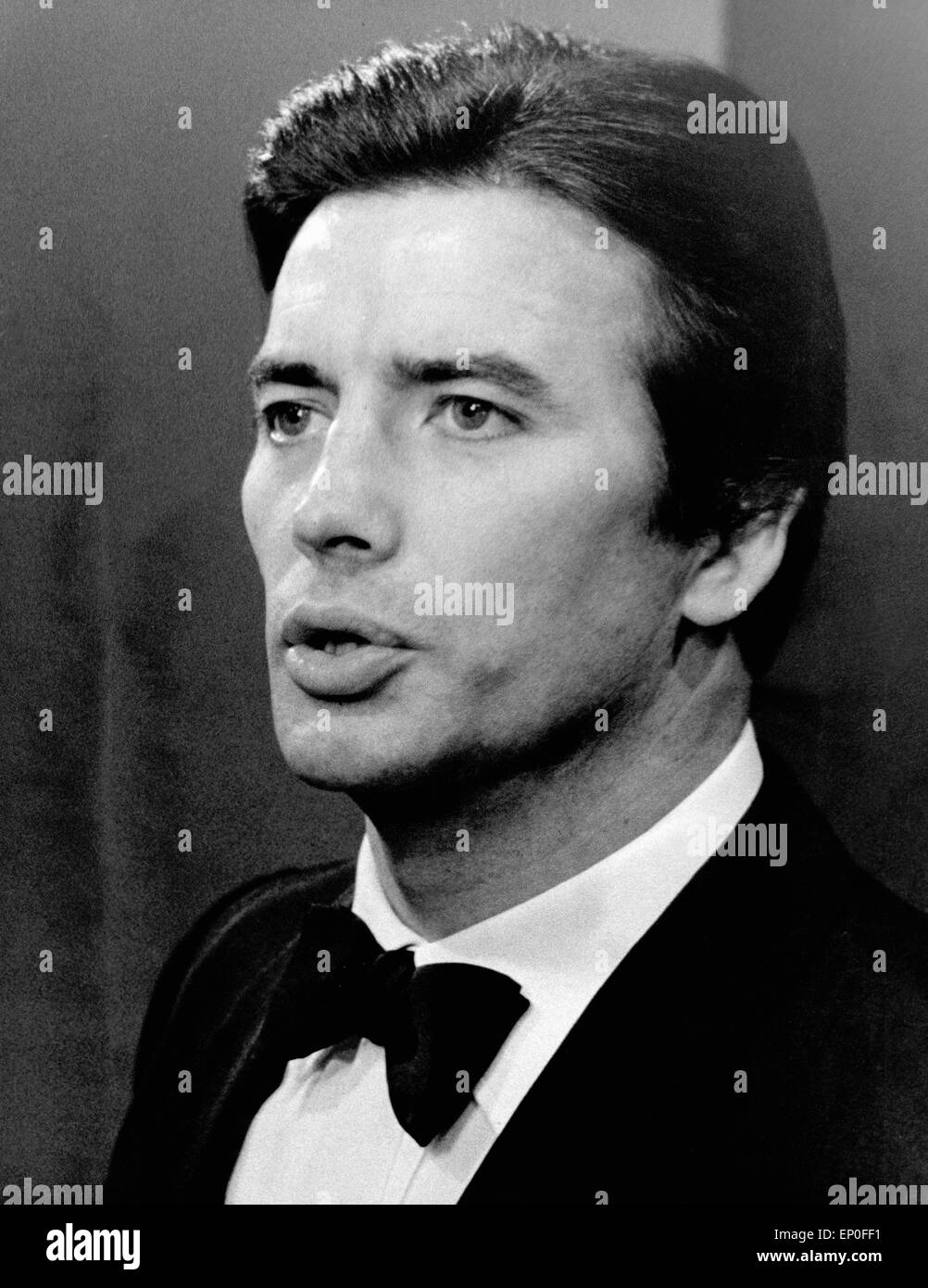 Französischer Schauspieler Pierre Brice singt in der Sendung