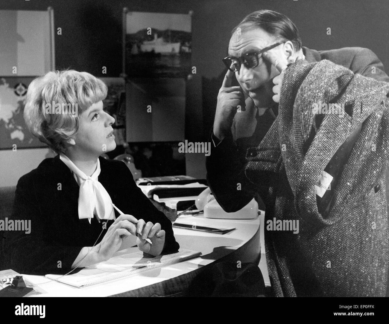 Deutschen Schauspieler Heinz Erhardt und Edith Elsholtz in einem Reisebüro Sketch in der Fernsehsendung 'Der nächste Urlaub Stock Photo