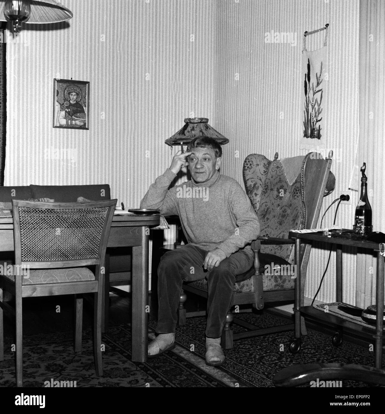 Deutscher Schauspieler und Hörspielsprecher Joseph Offenbach in seinem Wohnzimmer, Anfang 1960er Jahre. German actor and audi Stock Photo